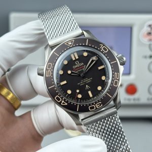 Alternative view of OR Factory Anodized Aluminum Metal Bezel and Dial! Omega's 007 Movie "No Time to Die" Edition Watch — "Seamaster Diver 300M 007 Edition". This timepiece was co-designed by OMEGA and Bond actor Daniel Craig, featuring a retro yet robust style that instantly catches the eye.The 42mm case is specially crafted from Grade 2 titanium—a material frequently used in aerospace technology for its exceptional strength, ultra-lightweight properties, and outstanding wear resistance. Features a domed sapphire crystal. Powered by OR Factory's exclusive custom-developed replica 8806 integrated movement (without calendar function). OR Factory delivers authentic quality! Welcome to experience it!